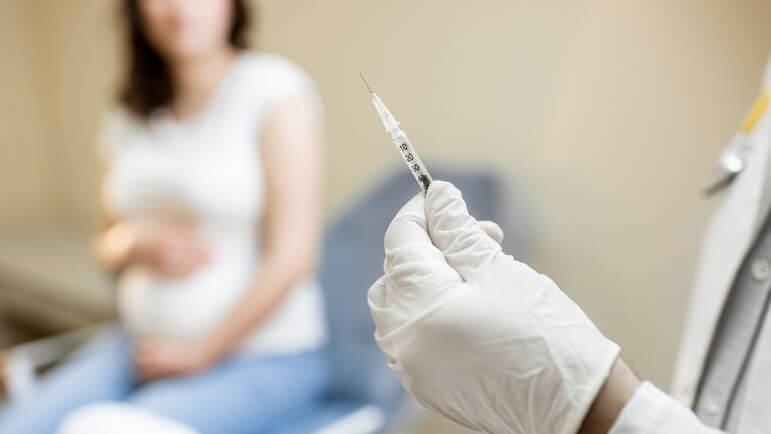 Coqueluche : la vaccination des femmes enceintes est fortement recommandée à chaque grossesse.
