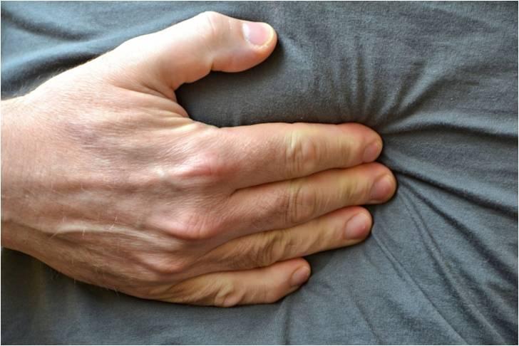 Le pyrosis, sensation de brûlure partant du creux de l'estomac et remontant vers la bouche, est un signe quasiment spécifique de reflux gastro-œsophagien.