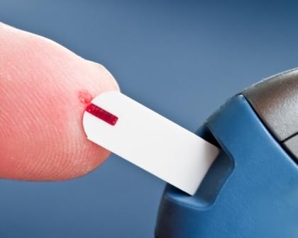 Le principe de l’autosurveillance glycémique repose sur l’oxydation du glucose qui génère une réaction colorimétrique quantifiée.