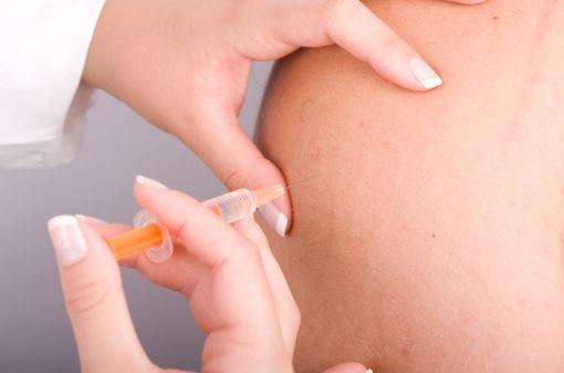 La prise en charge des plaies tétanigènes est l'occasion, si nécessaire, de proposer un programme de mise à jour des vaccinations selon les recommandations (illustration).