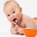bébé qui mange